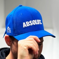 3un Vodka Absolut 1L + Boné Absolut